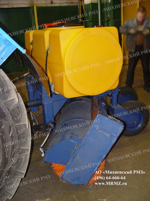 Навесное коммунальное щеточное оборудование С УВЛАЖНЕНИЕМ для тракторов Беларус (МТЗ), ЛТЗ, Т-30